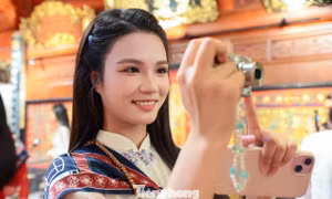 Thí sinh Hoa hậu Việt Nam lần đầu tận thấy bảo vật quốc gia Hoàng đế chi bảo 