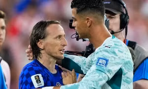 Khoảnh khắc Ronaldo ôm Luka Modric gây sốt