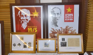Gia đình nhạc sĩ Trần Hoàn hiến tặng kỷ vật quý về Bác Hồ 