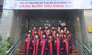 “Nâng bước thủ khoa” tại Hà Nội: Khi ước mơ giảng đường được tiếp sức từ yêu thương