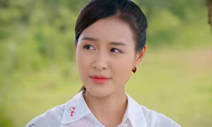 Nữ chính phim VTV vào vai Hoa hậu trang điểm kỹ bị chê, để mặt mộc lại được khen