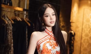 Hoa hậu Thanh Thủy lại khiến netizen trầm trồ với bờ vai móc áo đẹp hiếm thấy