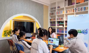 Thư viện trường THPT chuyên Trần Đại Nghĩa chính là điểm hẹn học tập cho teen với đa dạng đầu sách Anh - Việt. Ảnh: NVCC.