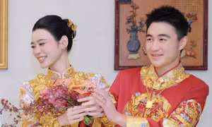 Cô dâu hào môn Hề Mộng Dao đeo 22 vòng long phụng trong hôn lễ truyền thống
