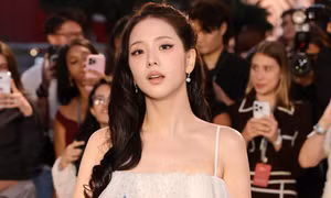 Dụng ý công phu đằng sau look nàng thơ trong trẻo của Jisoo tại Dior Cruise 2027 
