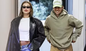 Hailey Bieber phủ nhận tin đồn "phải bán thương hiệu mỹ phẩm để trả nợ cho chồng"