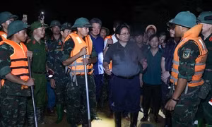 Thủ tướng kiểm tra công tác ứng phó mưa lũ tại vùng ven sông của Hà Nội