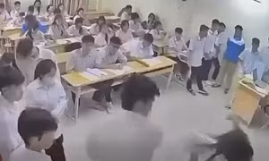  Bắt giữ nam sinh hành hung cô giáo trong lớp học ở Hà Nội