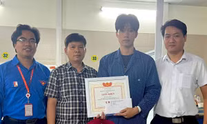 Đại học Bách khoa Hà Nội tặng giấy khen cho nam sinh lao vào đám cháy cứu người