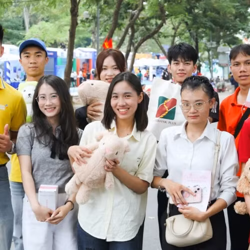 Khai mạc Sóng Festival 2026: Gen Z háo hức trẩy hội, hàng nghìn phần quà trao tay