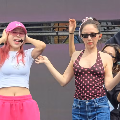 2 quán quân Chị Đẹp hội ngộ, Tóc Tiên "giao bài" cho fan