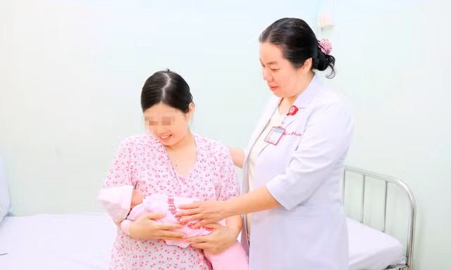 Ba lần lên bàn mổ khi mang thai, người mẹ quyết không bỏ con