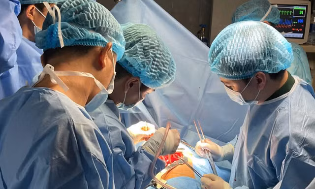 Lần đầu tiên phẫu thuật mở lồng ngực cấp cứu người ngay trên đảo 