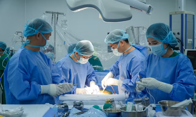 Thiếu tá quân y hôn mê sâu thoát chết nhờ lá gan của người anh