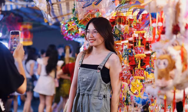 Phố lồng đèn TP. HCM tấp nập bạn trẻ tới check-in trước thềm Trung Thu