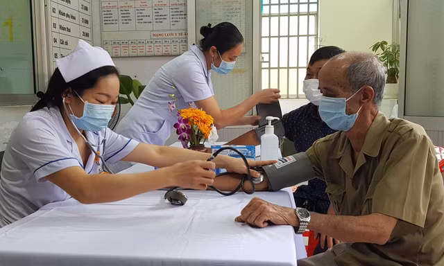 Khám sức khỏe miễn phí cho người trên 60 tuổi ở TPHCM, không phân biệt thường trú hay tạm trú
