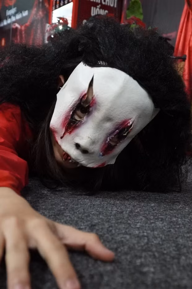 Giới trẻ TPHCM hào hứng trải nghiệm 'nhà ma' dịp Halloween