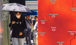 Người dân che nắng khi ra đường ở Hà Nội