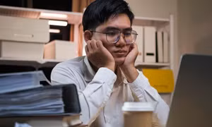 Vì sao ngủ đủ buổi đêm mà hôm sau vẫn buồn ngủ, uể oải và 3 cách khắc phục