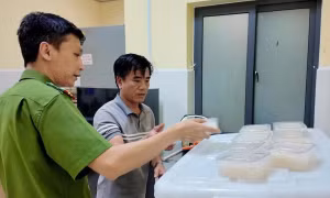 Lực lượng chức năng kiểm tra hàng hóa