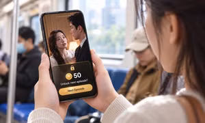 Một người xem phim ngắn trên điện thoại