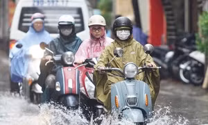 Người dân Hà Nội di chuyển dưới trời mưa và thời tiết mát