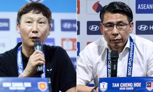 HLV Kim Sang Sik mặc áo trắng trong trận ĐT Việt Nam gặp ĐT Malaysia tại ASEAN Cup 2026