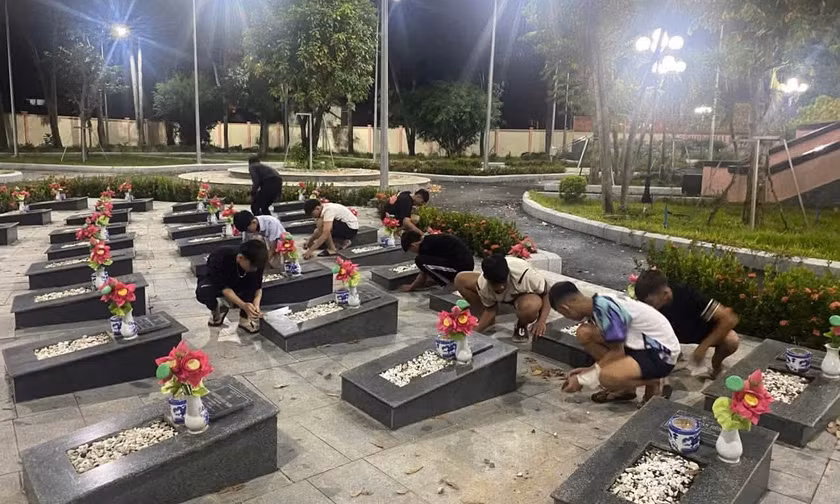 Công an đưa gần 20 thanh thiếu niên chuẩn bị đánh nhau đến chăm sóc mộ liệt sĩ