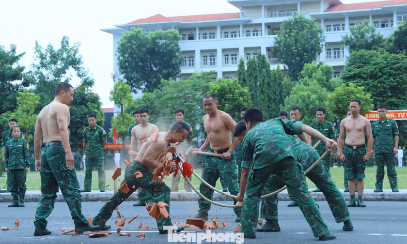 Chiến binh Biên phòng Việt Nam so tài võ chiến đấu