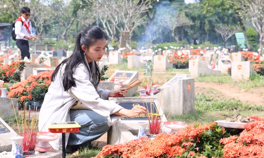 Người trẻ đến Nghĩa trang Liệt sĩ TPHCM đặt hoa, thắp hương nhớ ơn Anh hùng liệt sĩ