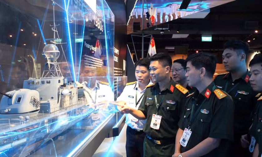 Sĩ quan trẻ Việt Nam khám phá tổ hợp trường bắn đa nhiệm tại Singapore