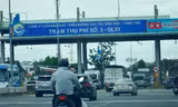 Trạm đã dừng thu phí từ lâu nhưng vẫn án ngữ ngay Quốc lộ 51, cản trở giao thông