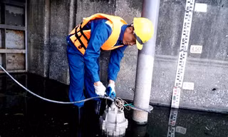 Người thợ bền bỉ khơi thông từng cửa xả được trao danh hiệu ‘Công dân Thủ đô ưu tú’