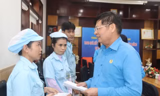 Tổng Liên đoàn Lao động Việt Nam trao 500 triệu đồng hỗ trợ người lao động vùng bão lũ