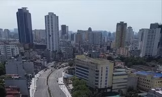Người dân phấn khởi đi lại trên đường Vành đai 1 vừa thông xe tạm