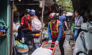 Hà Nội: Tiểu thương tất tả đi khỏi chợ Kim Liên 