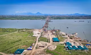 Tiến độ thi công 7 cây cầu vượt sông Hồng ra sao? 