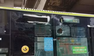 Hà Nội: Mảng vữa từ nhà ga metro Văn Khê rơi trúng xe buýt