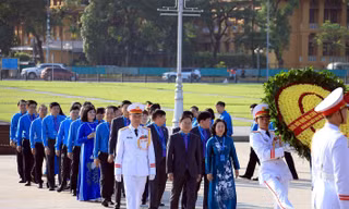 Đoàn đại biểu dự Đại hội XIV Công đoàn Việt Nam vào Lăng viếng Chủ tịch Hồ Chí Minh
