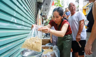 Người dân Hà Nội tất bật mua sắm trong ngày Tết Đoan Ngọ