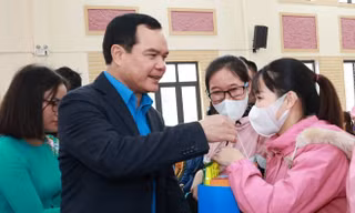 Người lao động khó khăn, thu nhập thấp được tặng quà Tết 