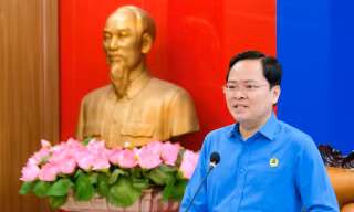 Nâng cao nhận thức chính trị và pháp luật cho giai cấp công nhân