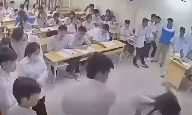  Bắt giữ nam sinh hành hung cô giáo trong lớp học ở Hà Nội
