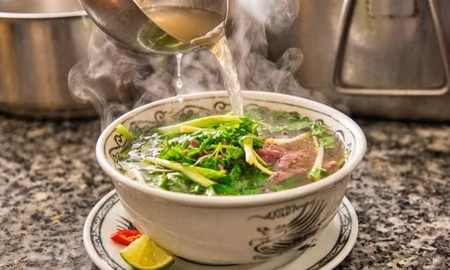 Nguy cơ tiềm ẩn khi uống cạn nước dùng trong bát phở 