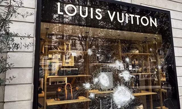 Kính cường lực của Louis Vuitton thách thức đám đông bạo loạn ở Paris