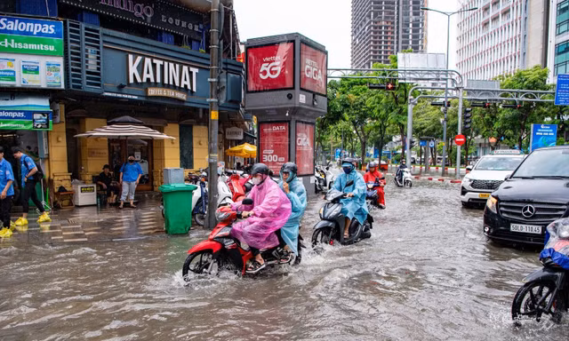 Mưa lớn lại gây ngập trên nhiều tuyến đường ở TPHCM