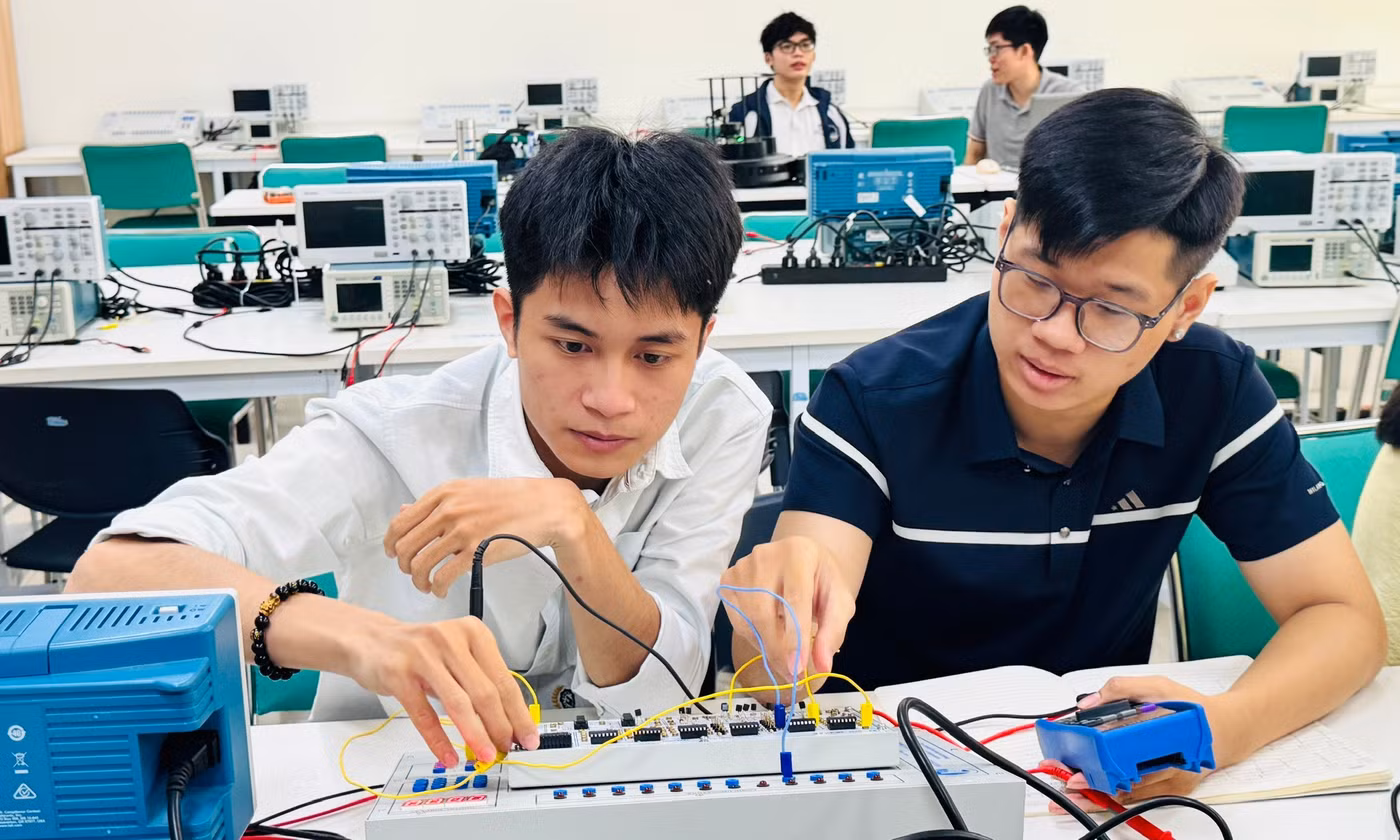 Sinh viên ĐH Quốc gia Hà Nội học tập trong phòng lab Ảnh: NGHIÊM HUÊ 
