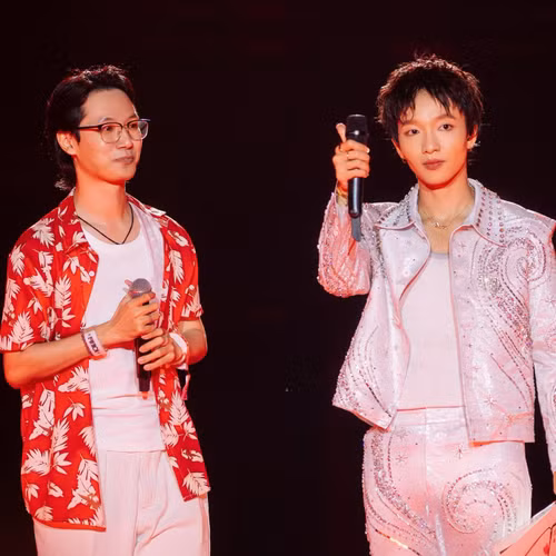 Hoàng Dũng tinh tế, "đỡ miếng" cho fanboy đu trọn 3 đêm concert Xoay Tròn