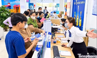 Trung tâm tiêm chủng VNVC ở Nhà Bè trong sáng sớm 17/10 đã đón lượng lớn người đến tiêm chủng