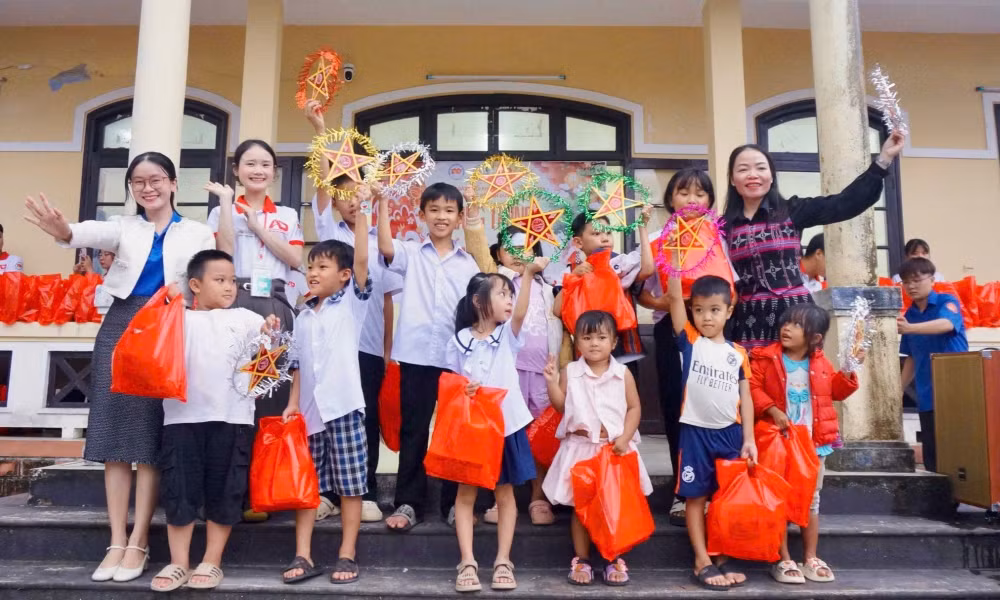  'Mang trăng đến vùng cao', trao 170 phần quà Trung Thu cho trẻ em A Lưới